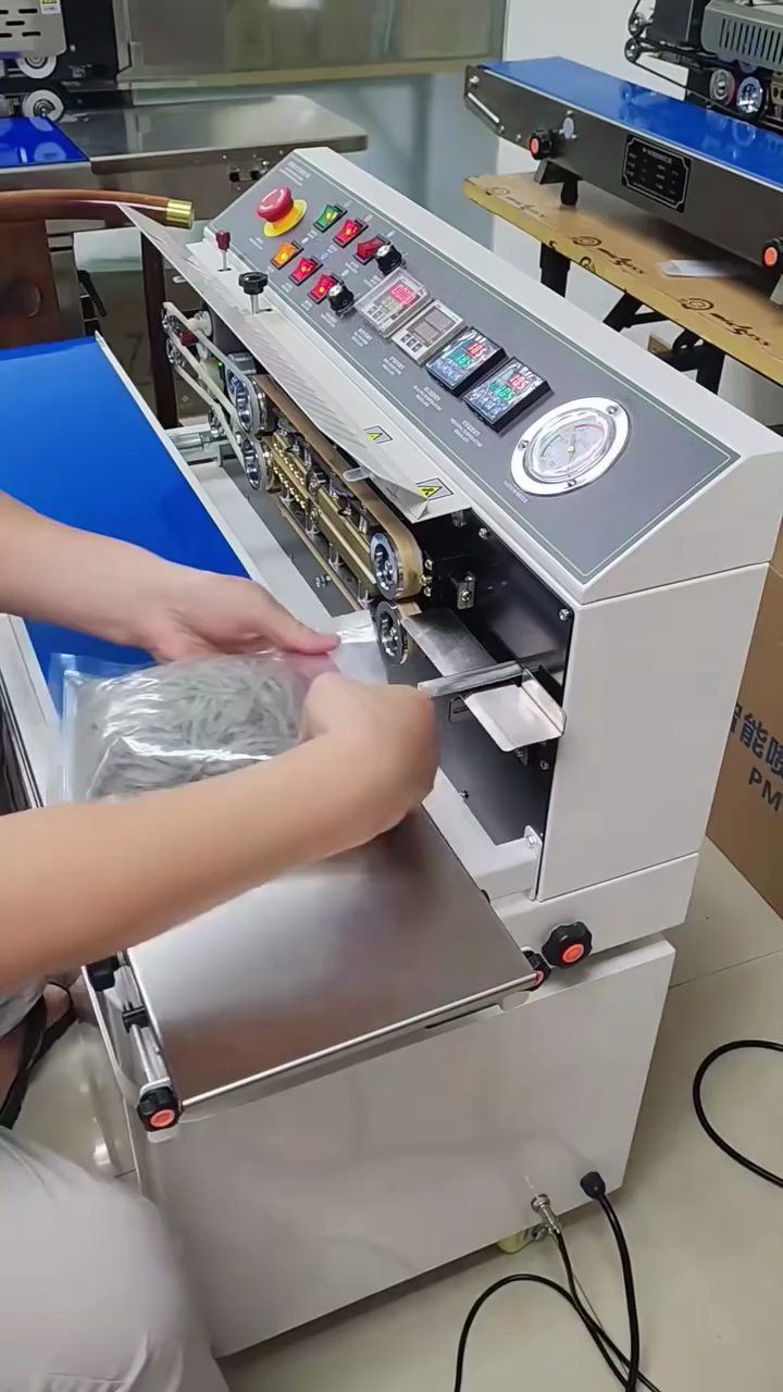 máy hút chân không dạng băng tải